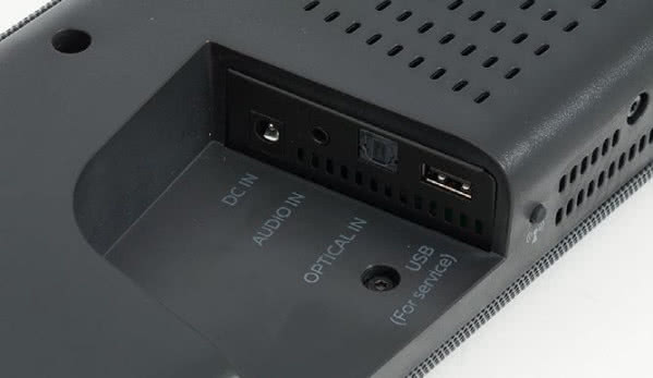Złącze USB pełni, podobnie jak w większości soundbarów, tylko funkcję serwisową