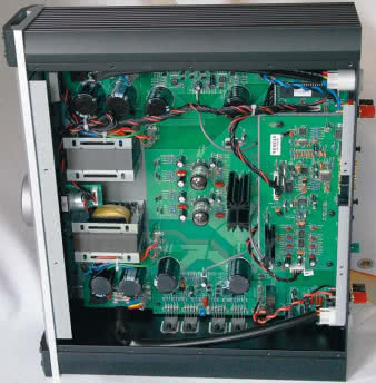 Wzmacniacz zmontowano
na jednej, dużej płytce
drukowanej.