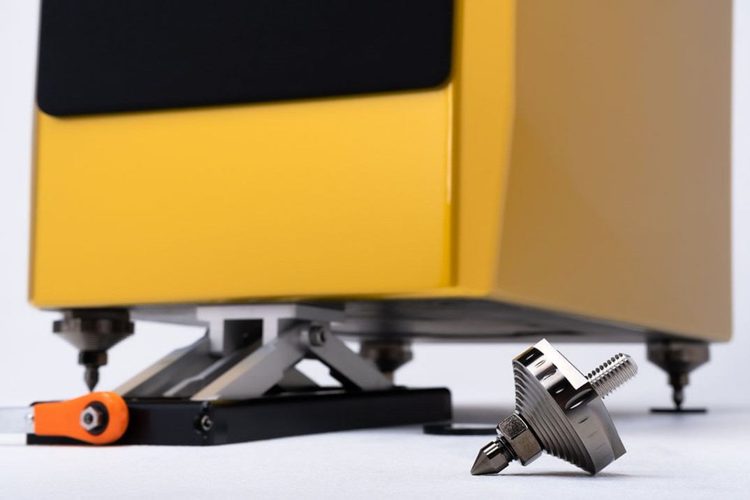 Czy kolumny trzeba ustawiać na kolcach?