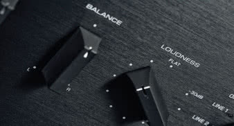 Filtr loudness z możliwością regulacji - aby dopasować
głębokość korekcji do poziomu głośności… i smaku.