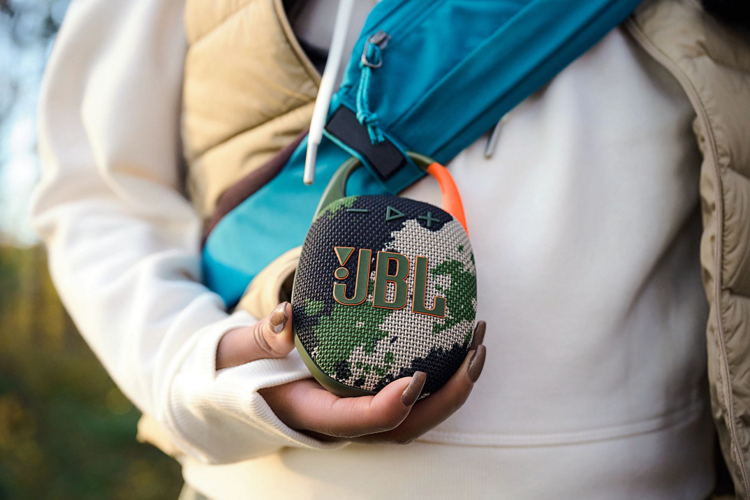 JBL Clip 5 -  przenośny głośnik wodoodporny, który mieści się w dłoni