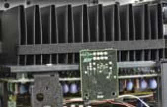 Końcówki mocy Yamahy są tradycyjne - w klasie AB,
tranzystorowe.