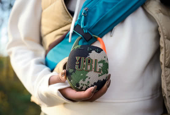 JBL Clip 5 -  przenośny głośnik wodoodporny, który mieści się w dłoni