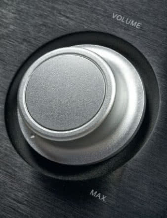 Duże pokrętło głośności ma szorstką fakturę - jest
ergonomiczne i pasuje do stylu całego urządzenia.