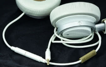 Tutaj widać "złącze bezpieczeństwa", czyli miejsce,
w którym szarpnięty przewód może się bezpiecznie
rozpiąć. To "coś" beżowe z prawej jest mikrofonem,
który nareszcie współpracuje z wieloma smartfonami.