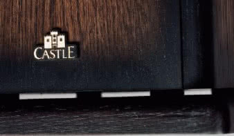 Szczelina między cokołem a właściwą skrzynką jest
niewielka (ok. pół centymetra), a tędy wydostaje się
promieniowanie z otworu wykonanego w dolnej ściance;
stworzona w ten sposób szczelina staje się tunelem
bas-refleksu.