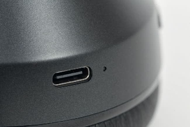 Na lewą muszlę trafiło gniazdo USB-C do szybkiego ładowania akumulatorów.