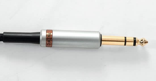 3-metrowy kabel kończy pozłocony i pięknie oprawiony wtyk 6,3 mm; na miedzianym pierścieniu naniesiono informację, że przewodnik wykonano z miedzi o czystości 7N. Urządzeniom z gniazdkiem 3,5 mm Denon odmawia zaszczytu współpracy - w komplecie nie ma przejścówki na mini-jack.