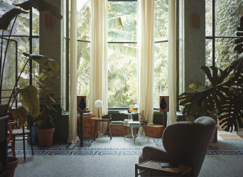 Czy do podstawkowych zespołów głośnikowych potrzebne są specjalne, firmowe standy?