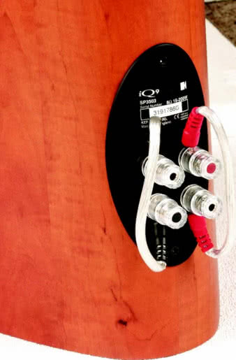 Terminal przyłączeniowy iQ ma nie tylko eleganckie zaciski, ale i bajeranckie zwory - zamiast standardowych blaszek, grube przewody.