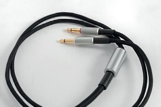 Z drugiej strony, kabel wpina się wtykami 3,5 mm, niezależnie do każdej z muszel. Kable obydwu kanałów "zbiera" elegancka tuleja, a kable na wszystkich odcinkach mają efektowną, plecioną izolację.