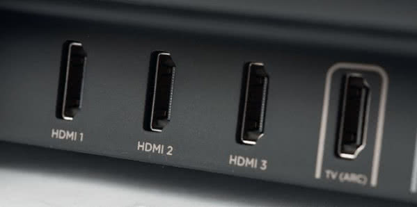 To jeden z nielicznych soundbarów aż z trzema wejściami HDMI... na wypadek, gdyby zabrakło ich w telewizorze? Wyjście obsługuje „jedynie” protokół ARC, który tutaj też zupełnie wystarczy.