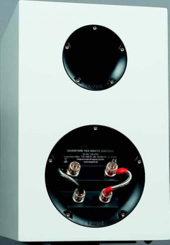 Znowu pretensjonalnie duże, ale tym razem
bardzo wygodne gniazdo przyłączeniowe.
Zwory przygotowano z krótkich odcinków
przewodu, a nie blaszek.