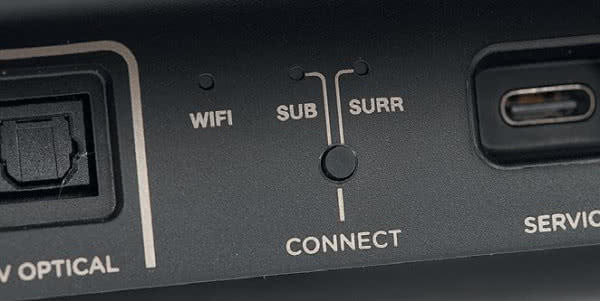 Wszystkie bezprzewodowe urządzenia (subwoofer oraz opcjonalne głośniki efektowe) powinny się połączyć z listwą automatycznie.