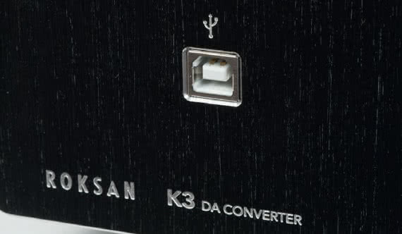  Wyjątkową cechą K3 są dwa wejścia USB-B, w tym jedno (oznaczone jako nr 1) umieszczone na przednim panelu.