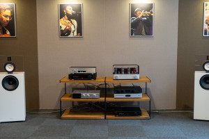 Rega Aethos i Fezz Titania EVO - salon Q21 porównuje wzmacniacze