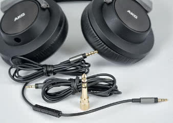 Dwa przewody + przejściówka to dziś standard.
Szkoda że nie ma pokrowca.