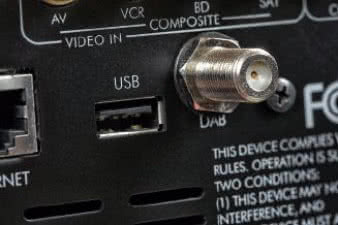 Do złącza USB możemy podpiąć dysk twardy
z muzyką np. w formacie FLAC.