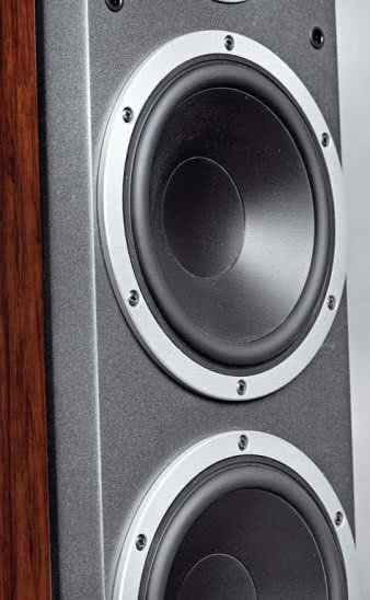 Głośniki niskotonowe X36 wciąż mają membrany
z MSP (polimer z domieszką magnezu i krzemu), tworzywa
opracowanego ćwierć wieku temu… I od tego
czasu wszystkie głośniki Dynaudio – poza jedwabnymi
kopułkami – korzystają tylko z tej technologii.
