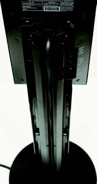 Kabel
systemowy
z jednostki
centralnej
(ewentualnie
inne, np. HDMI)
sprowadza się do
podłogi poprzez
szczelinę w podstawie
zakrywaną
później specjalną
zaślepką.