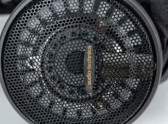 W stosunku do poprzedniego modelu (bez "X"),
tył muszli jest jeszcze bardziej ażurowy, widać
wewnętrzną konstrukcję.