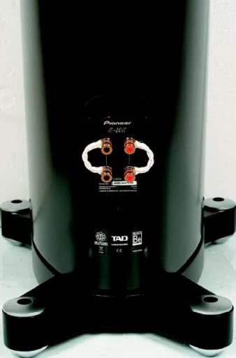 Duże złocone zaciski podwójnego
gniazda przyłączeniowego wyposażono
w bardzo audiofilskie zwory.