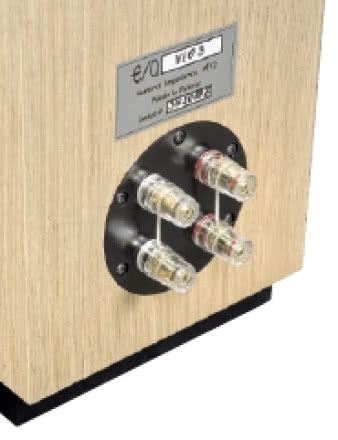 Dwie
pary solidnych
zacisków montowane
są do talerzyka
z polakierowanego na czarno
mdf-u - solidnie i estetycznie.