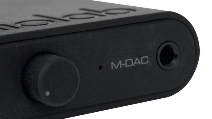 Pokrętło głośności wpływa nie tylko na umieszczone obok wyjście słuchawkowe, regulacja obejmuje także główne wyjście liniowe, dzięki czemu M-DAC Mini podłączymy do końcówki mocy.