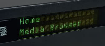 Prosty wyświetlacz radzi sobie z większością zadań,
liczba informacji - podobnie jak i cały Arcam - jest
minimalistyczna.