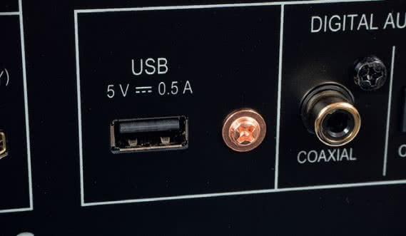 Odtwarzacz nie ma funkcji USB-DAC, złącze USB-A służy wyłącznie do podpięcia nośników pamięci z plikami (audio/wideo).