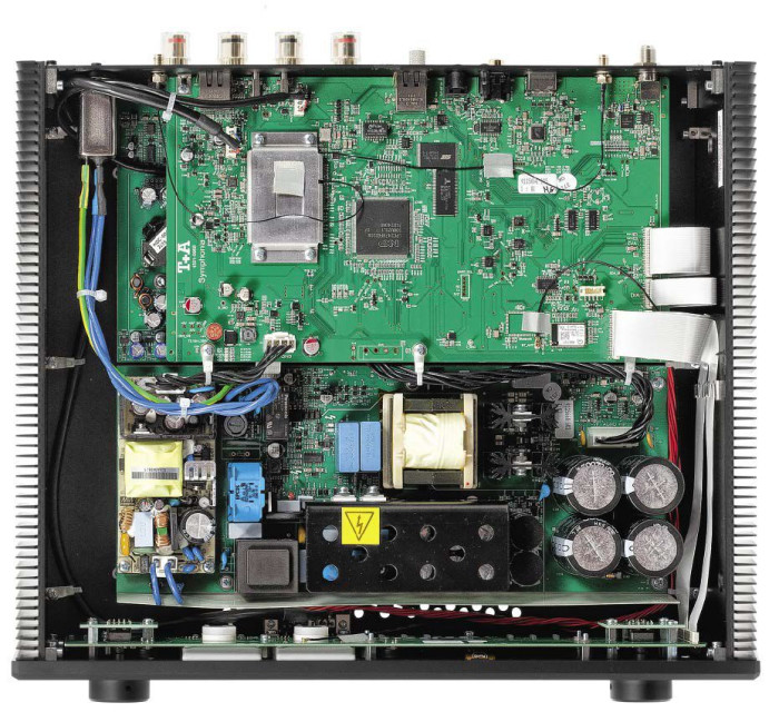 Wnętrze jest uporządkowane, a układy audio podzielone pomiędzy dwoma dużymi poziomymi płytkami.