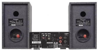 Z wyrafinowaną elektroniką
kontrastują przeciętnie
wykonane zespoły
głośnikowe.