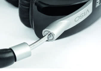 Przy tak masywnych muszlach pałąk wygląda
prowokacyjnie delikatnie.