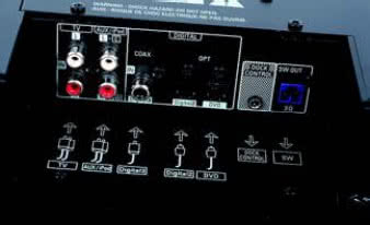 Denon obsługuje tylko sygnały audio, w tej
dziedzinie ma do zaoferowania rozbudowany
komplet gniazd analogowych i cyfrowych.