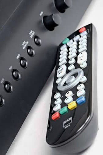 Ładny pilot z podświetleniem; w czasach
3020 o takim sterowniku niskobudżetowego
wzmacniacza nawet się nie śniło.