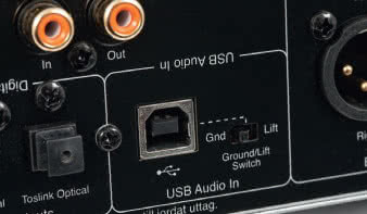 Wejście USB-B ma nietypowy układ konfi guracyjny,
pozwalający na wybór trybów pracy, w standardzie
1.0 lub 2.0. Współpraca z komputerem diametralnie
się różni, podobnie jak lista akceptowanych
sygnałów.