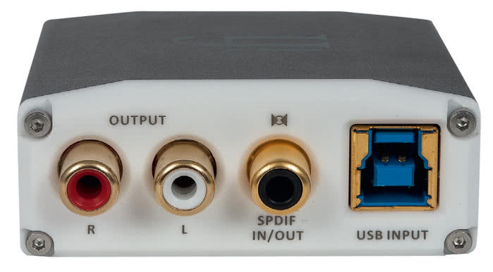 Gniazda w sprytny sposób łączą kilka funkcji, USB-B jest jednocześnie wejściem i zasilaniem, ale najciekawiej przedstawia się współosiowe RCA – to koncentryczne gniazdo z centralnym konektorem optycznym, w zależności od trybu pracy przetwornika może być zarówno wejściem, jak i wyjściem cyfrowym w dwóch standardach!