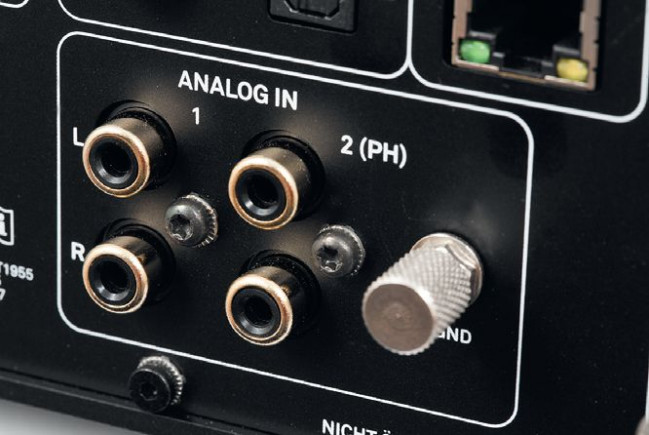 W ustawieniu początkowym obydwa wejścia analogowe są liniowe, ale jedno z nich możemy przełączyć w tryb phono (MM).