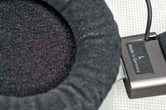 Dzisiaj to sytuacja wyjątkowa, że produkt został
wyprodukowany w tym samym kraju, z którego pochodzi
marka, szczególnie gdy chodzi o Niemcy...
Może i azjatyckie paluszki są drobne i zwinne, ale
przecież każdy się ucieszy, wiedząc, że tym razem
montażem zajął się osobiście jakiś Kurt albo Helga.
Słuchawki będą fest, a przecież to słuchawek test.