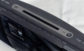 Wbudowany napęd CD/DVD zachęca, aby podłączyć
stacyjkę do telewizora, ale salonu raczej nią nie
nagłośnimy.