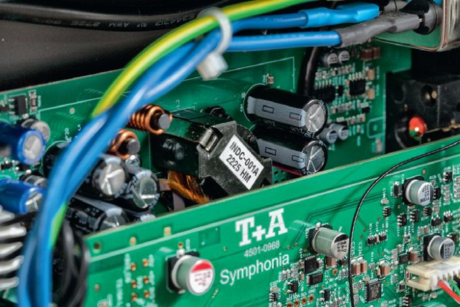 Końcówki mocy znajdują się na dolnej płytce.