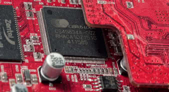 Oficjalnie MRX-520 nie obsługuje Dolby Atmos,
jednak zastosowane procesory DSP i z takimi
sygnałami mogłyby sobie poradzić, gdyby tylko
Anthem na to pozwolił.