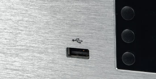 Do podręcznego gniazda USB załadujemy muzykę np. z pendrive`a.