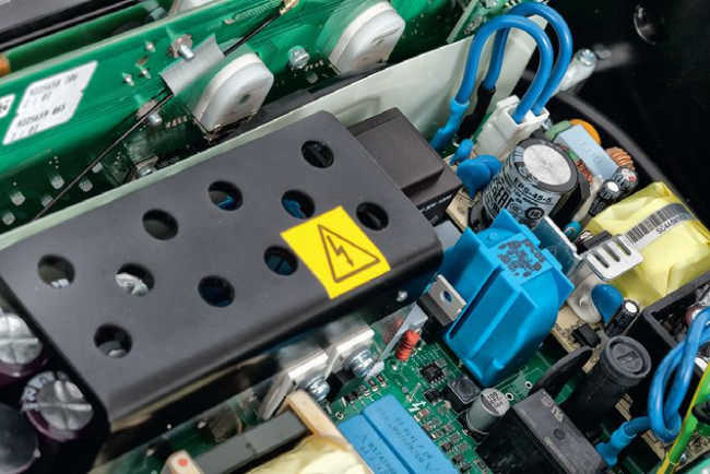 Zasilacz oparto również na układach impulsowych.