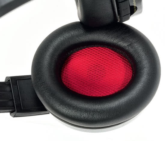 Czerwone siateczki są charakterystyczne dla słuchawek Focala.