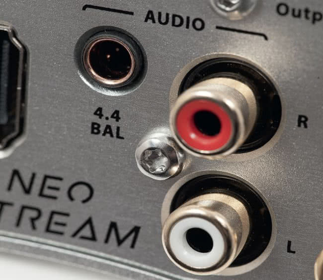 Neo Stream to odtwarzacz zbalansowany, chociaż wyjście tego typu ma nietypową formę słuchawkowego 4,4 mm (potrzebne będą przejściówki na 2 x XLR).