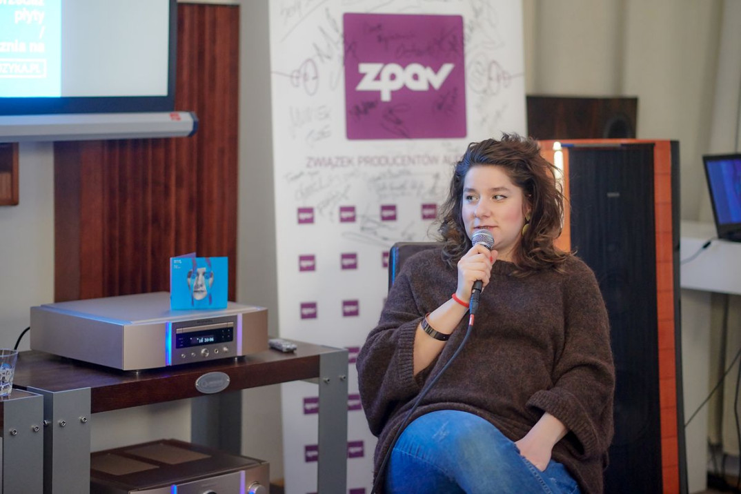 Barbara Wrońska z płytą "Dom z ognia" przedpremierowo w Studio U22