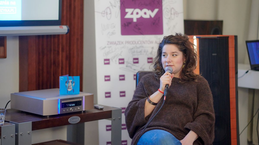 Barbara Wrońska z płytą "Dom z ognia" przedpremierowo w Studio U22