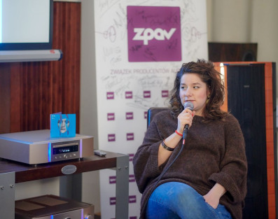 Barbara Wrońska z płytą "Dom z ognia" przedpremierowo w Studio U22