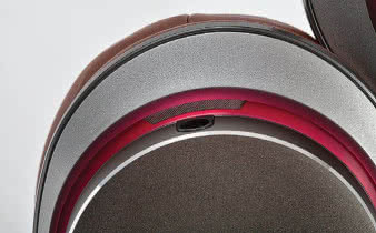 45-mm przetworniki znajdują się w sztywnych,
magnezowo-aluminiowych obudowach.